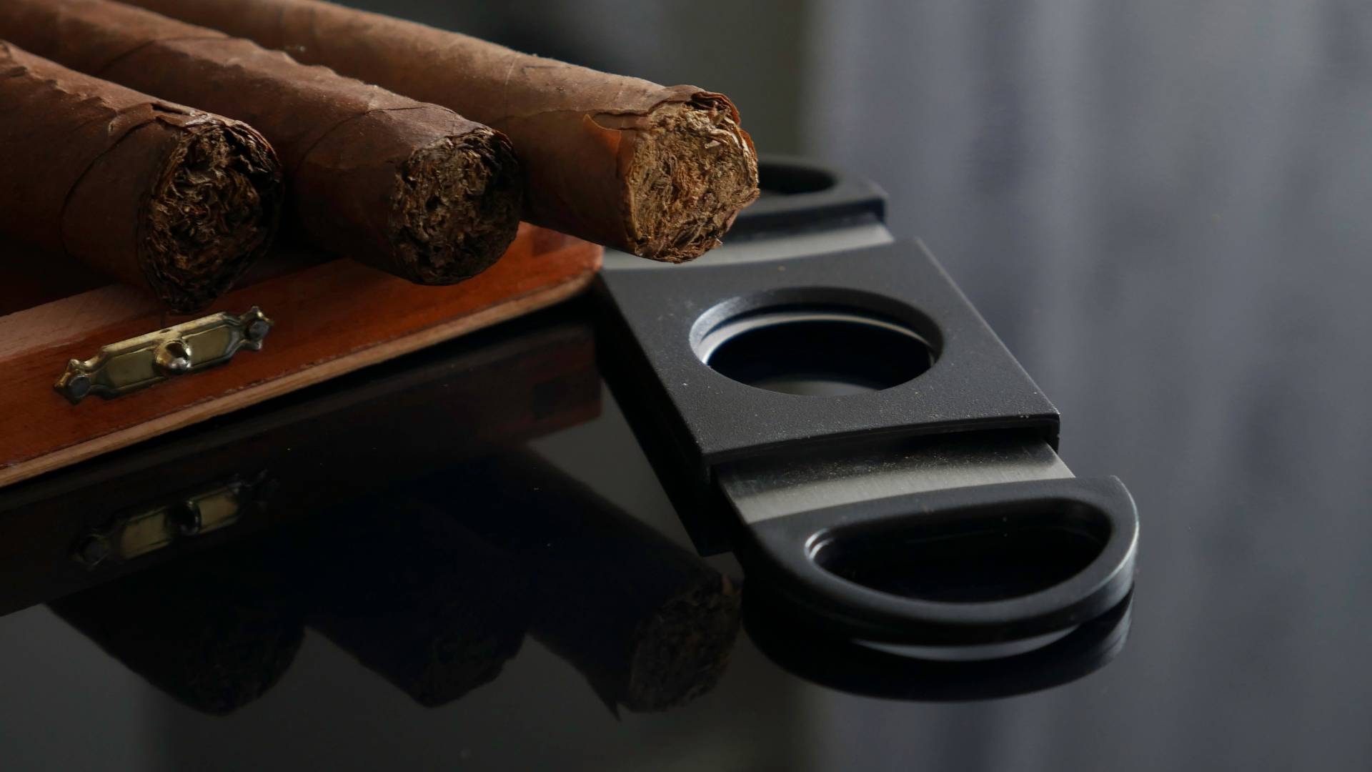 A Guide to Cigar Cuts: Exploring the Art and Benefits