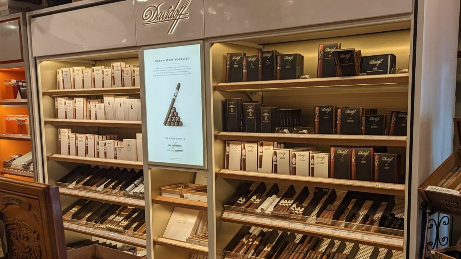 Smoky's Fine Cigars Bloomfield Hills Cigar Lounge and Indoor Golf